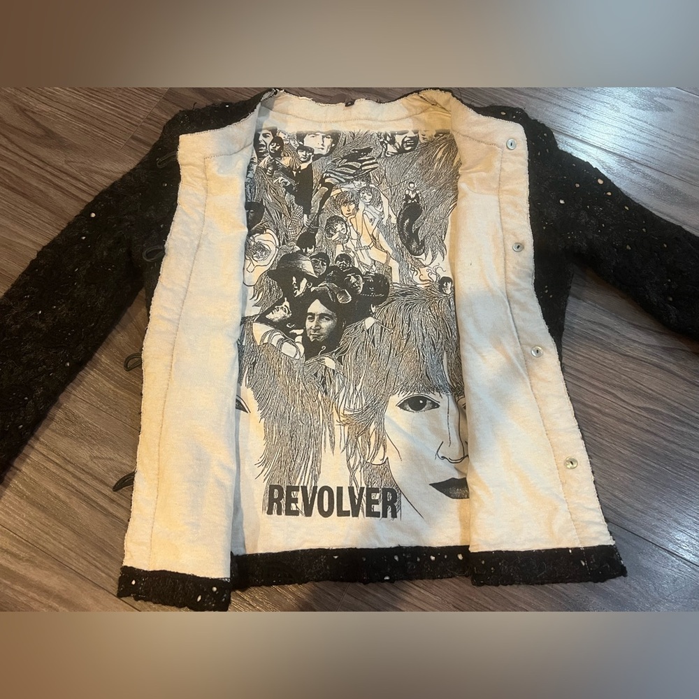 Vintage Beatles Revolver sweater size small